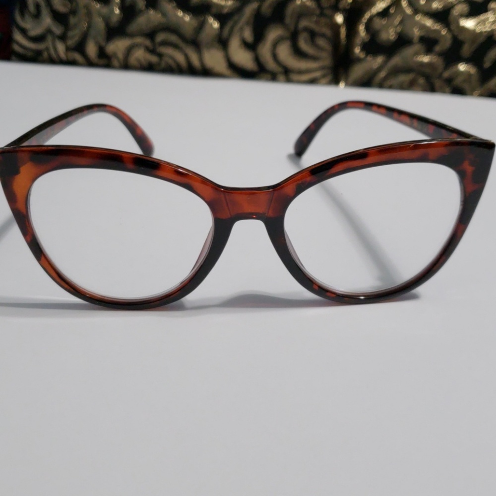 Oversize Cat eye Betsy Johnson  2.00 readers